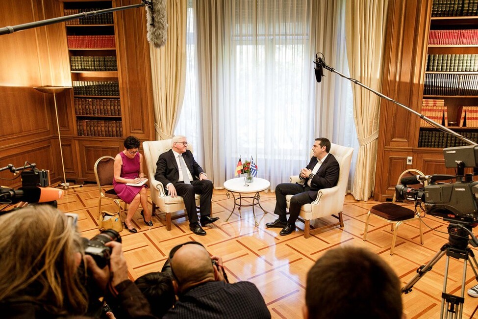 Bundespräsident Frank-Walter Steinmeier im Gespräch mit dem griechischen Ministerpräsidenten Alexis Tsipras im Sitz des Ministerpräsidenten in Athen anlässlich des Staatsbesuchs in der Hellenischen Republik