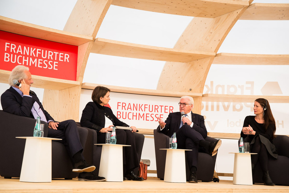 Bundespräsident Frank-Walter Steinmeier bei der Diskussionsveranstaltung mit der kroatischen Schriftstellerin Ivana Sajko und dem belgischen Autor Stefan Hertmans anlässlich der Eröffnung des 'Frankfurt Pavilion' auf der 70. Frankfurter Buchmesse