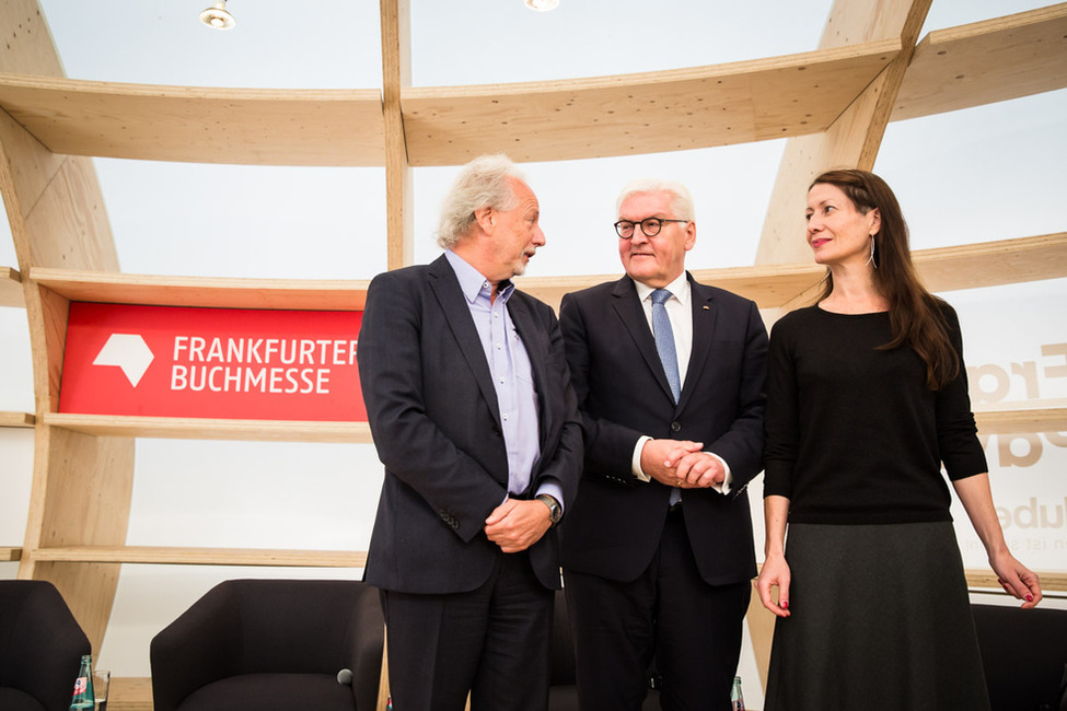 Bundespräsident Frank-Walter Steinmeier nach der Diskussionsveranstaltung mit der kroatischen Schriftstellerin Ivana Sajko und dem belgischen Autor Stefan Hertmans anlässlich der Eröffnung des 'Frankfurt Pavilion' auf der 70. Frankfurter Buchmesse