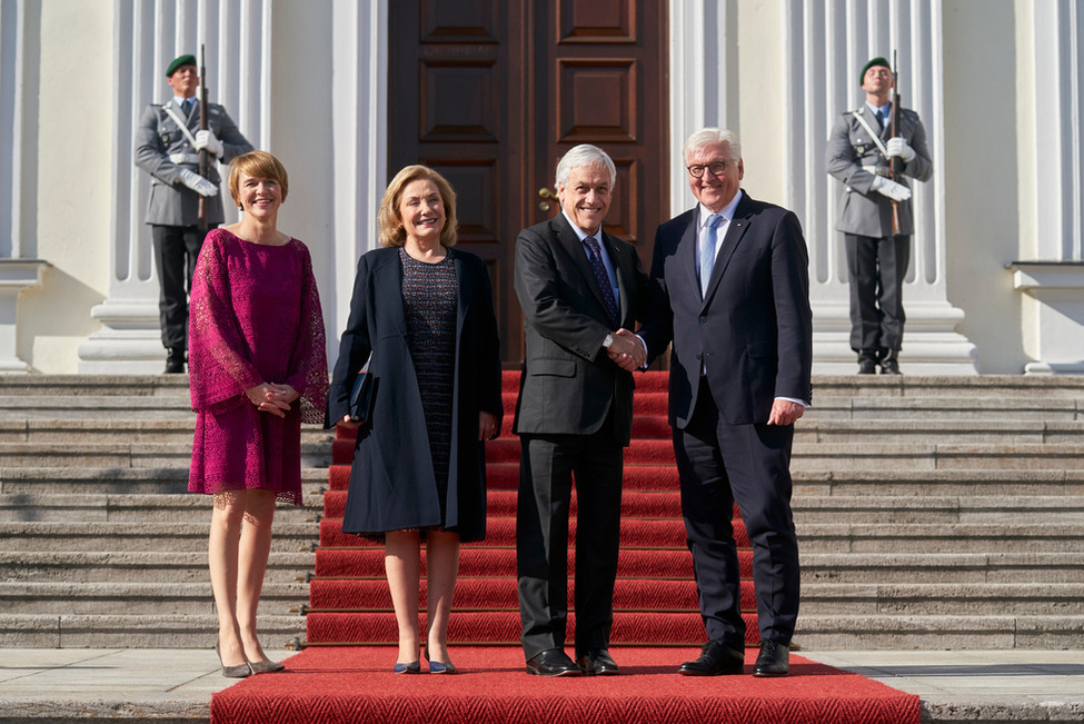 Bundespräsident Frank-Walter Steinmeier und Elke Büdenbender begrüßen den Präsidenten der Republik Chile, Sebastián Piñera, und seine Frau Cecilia Morel vor dem Schlossportal von Schloss Bellevue anlässlich seines Besuchs