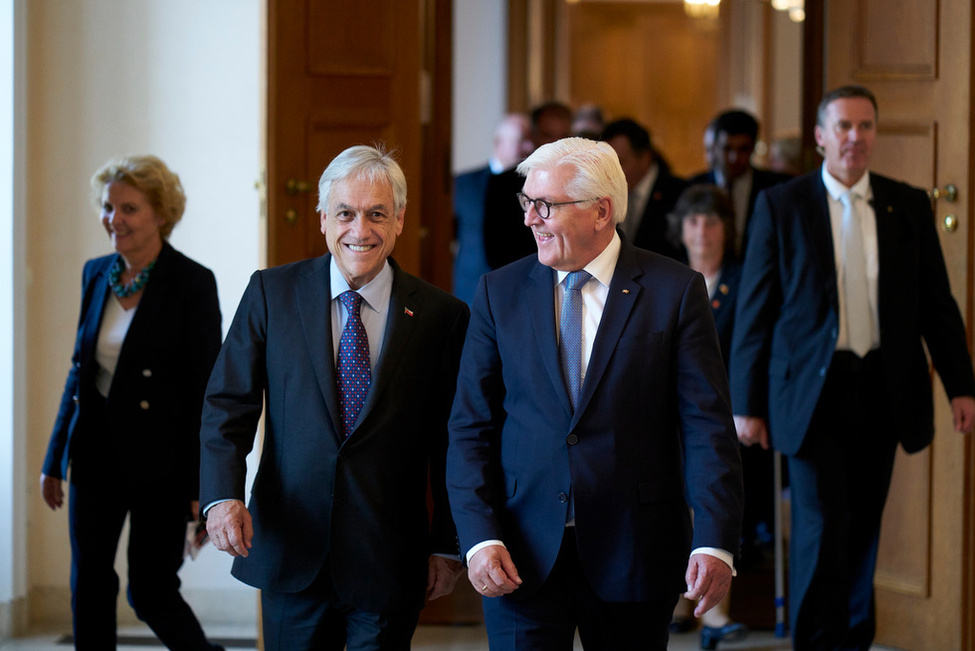 Bundespräsident Frank-Walter Steinmeier beim gemeinsamen Gang ins Amtszimmer mit dem Präsidenten der Republik Chile, Sebastián Piñera, in Schloss Bellevue anlässlich seines Besuchs