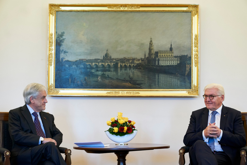 Bundespräsident Frank-Walter Steinmeier beim Gespräch mit dem Präsidenten der Republik Chile, Sebastián Piñera, im Amtszimmer von Schloss Bellevue anlässlich seines Besuchs