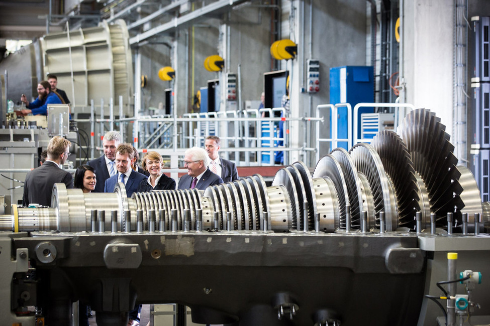 Bundespräsident Frank-Walter Steinmeier und Elke Büdenbender beim Rundgang durch das Werk der Siemens AG anlässlich der Reise nach Sachsen  im Rahmen von 'Land in Sicht – Zukunft ländlicher Räume'