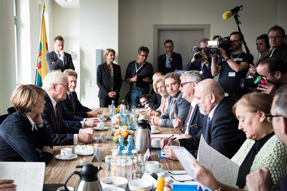 Bundespräsident Frank-Walter Steinmeier und Elke Büdenbender beim Austausch mit Landrat Bernd Lange, den Vorsitzenden der fünf Fraktionen des Kreistages, und Bürgern bei der Reise nach Sachsen im Rahmen von 'Land in Sicht – Zukunft ländlicher Räume'