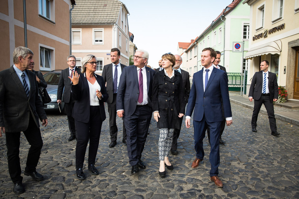 Bundespräsident Frank-Walter Steinmeier und Elke Büdenbender werden durch Bürgermeisterin Marion Prange im Ortskern von Ostritz bei der Reise nach Sachsen im Rahmen von 'Land in Sicht – Zukunft ländlicher Räume' begrüßt 