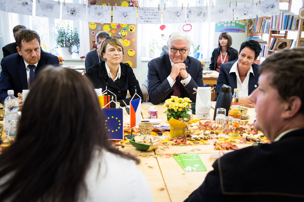 Bundespräsident Frank-Walter Steinmeier und Elke Büdenbender beim Gespräch mit Initiatoren des gesellschaftlichen Zusammenhalts in der Schkola von Ostritz bei der Reise nach Sachsen im Rahmen von 'Land in Sicht – Zukunft ländlicher Räume' 