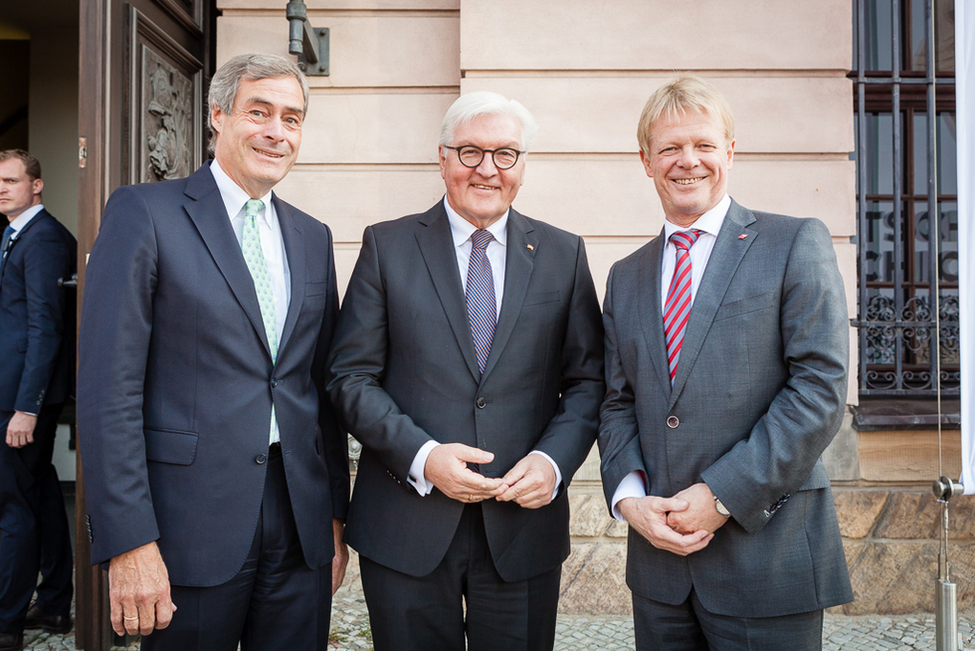 Bundespräsident Frank-Walter Steinmeier wird durch Ingo Kramer (BDA) und Reiner Hoffmann (DGB) bei der Festveranstaltung zum 100. Jahrestag des Stinnes-Legien-Abkommens im Schlüterhof des Deutschen Historischen Museums in Berlin begrüßt 