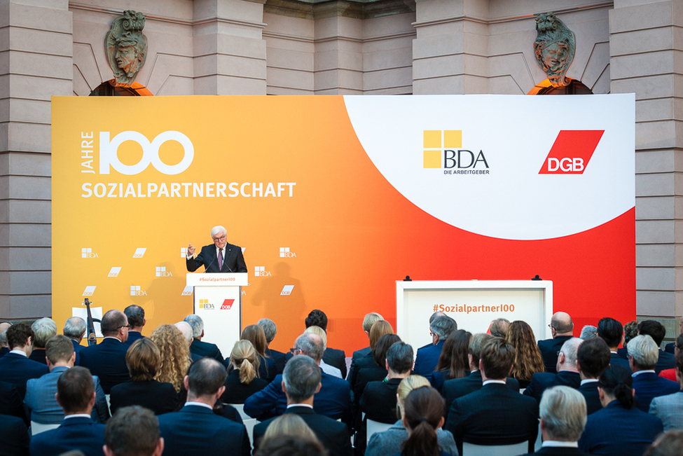 Bundespräsident Frank-Walter Steinmeier hält eine Ansprache bei der Festveranstaltung zum 100. Jahrestag des Stinnes-Legien-Abkommens im Schlüterhof des Deutschen Historischen Museums in Berlin 