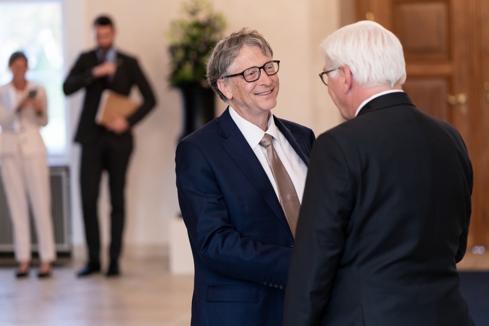 Bundespräsident Frank-Walter Steinmeier begrüßt den US-amerikanischen Unternehmer Bill Gates in der Eingangshalle von Schloss Bellevue