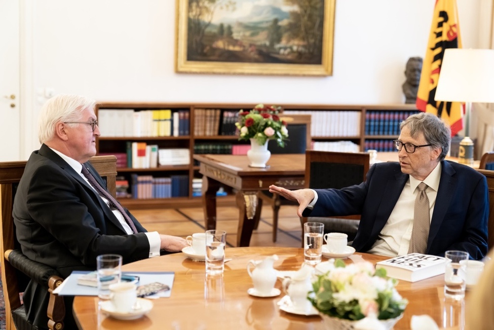 Bundespräsident Frank-Walter Steinmeier beim Gespräch mit dem US-amerikanischen Unternehmer Bill Gates im Amtszimmer von Schloss Bellevue