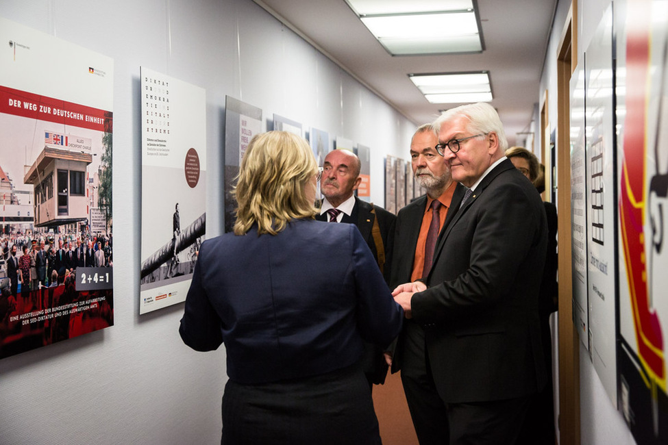 Bundespräsident Frank-Walter Steinmeier beim Rundgang durch die Bundesstiftung Aufarbeitung anlässlich des Festakts zum 20-jährigen Bestehen der Bundesstiftung zur Aufarbeitung der SED-Diktatur in Berlin 