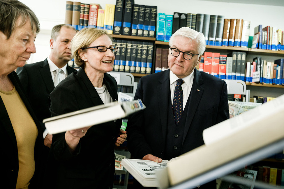 Bundespräsident Frank-Walter Steinmeier beim Rundgang durch das des Europäische Übersetzer-Kollegiums Straelen e. V. mit Erläuterungen durch Geschäftsführerin Regina Peeters anlässlich des 40-jährigen Bestehens