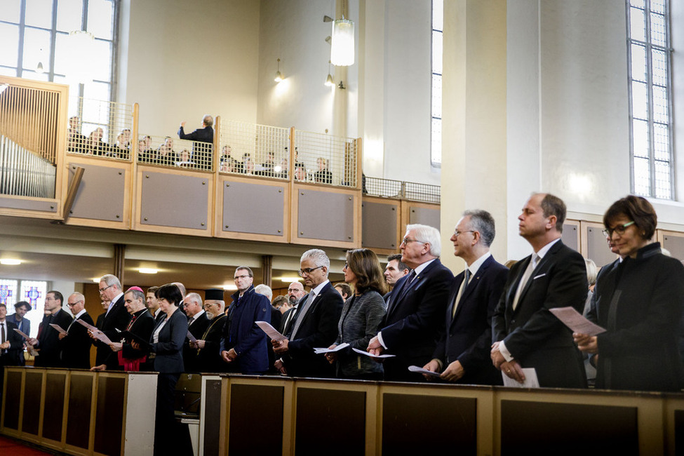 Bundespräsident Frank-Walter Steinmeier nimmt am ökumenischen Festgottesdienst aus Anlass des 200-jährigen Bestehens der Rheinischen Friedrich-Wilhelms-Universität Bonn in der Kreuzkirche in Bonn teil 