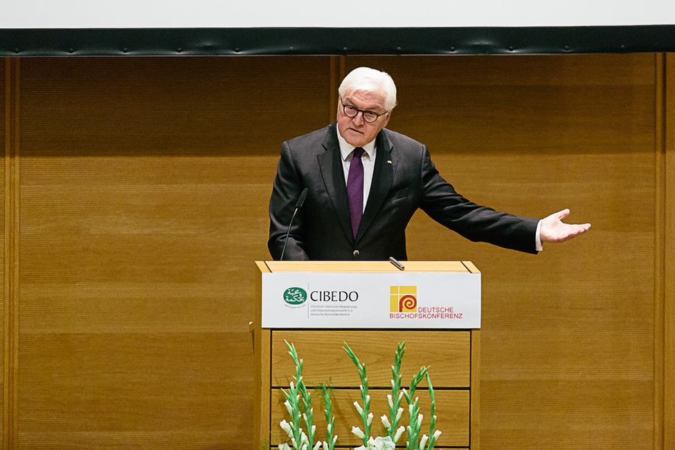 Bundespräsident Frank-Walter Steinmeier hält eine Rede zum 40-jährigen Bestehen der Christlich-Islamischen Begegnungs- und Dokumentationsstelle (CIBEDO) im Tagungszentrum der Katholischen Akademie in Berlin