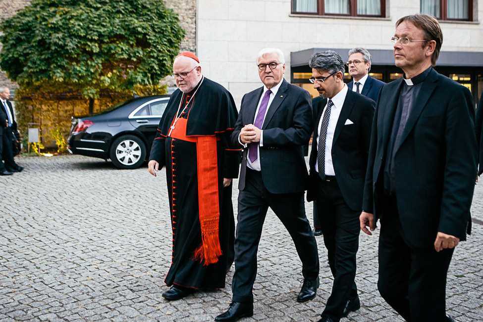 Bundespräsident Frank-Walter Steinmeier wird durch den Geschäftsführer der Christlich-Islamischen Begegnungs- und Dokumentationsstelle (CIBEDO) Timo Güzelmansur anlässlich des 40-jährigen Bestehens in Berlin begrüßt