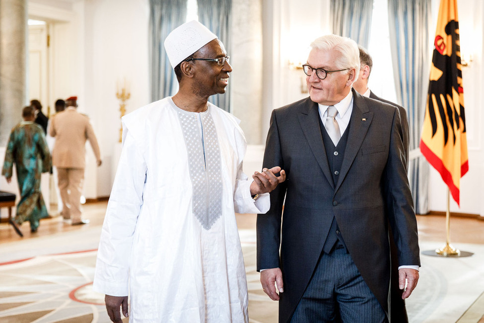 Bundespräsident Frank-Walter Steinmeier beim gemeinsamen Gang zum Gespräch mit Siradiou Diallo aus der Republik Guinea im Langhanssaal von Schloss Bellevue anlässlich der Akkreditierung von Botschafterinnen und Botschaftern