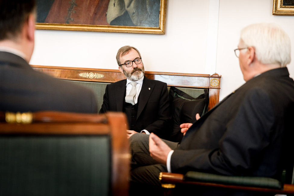 Bundespräsident Frank-Walter Steinmeier beim Austausch mit Ricardo Martínez Vázquez aus dem Königreich Spanien im Salon Luise von Schloss Bellevue anlässlich der Akkreditierung von Botschafterinnen und Botschaftern