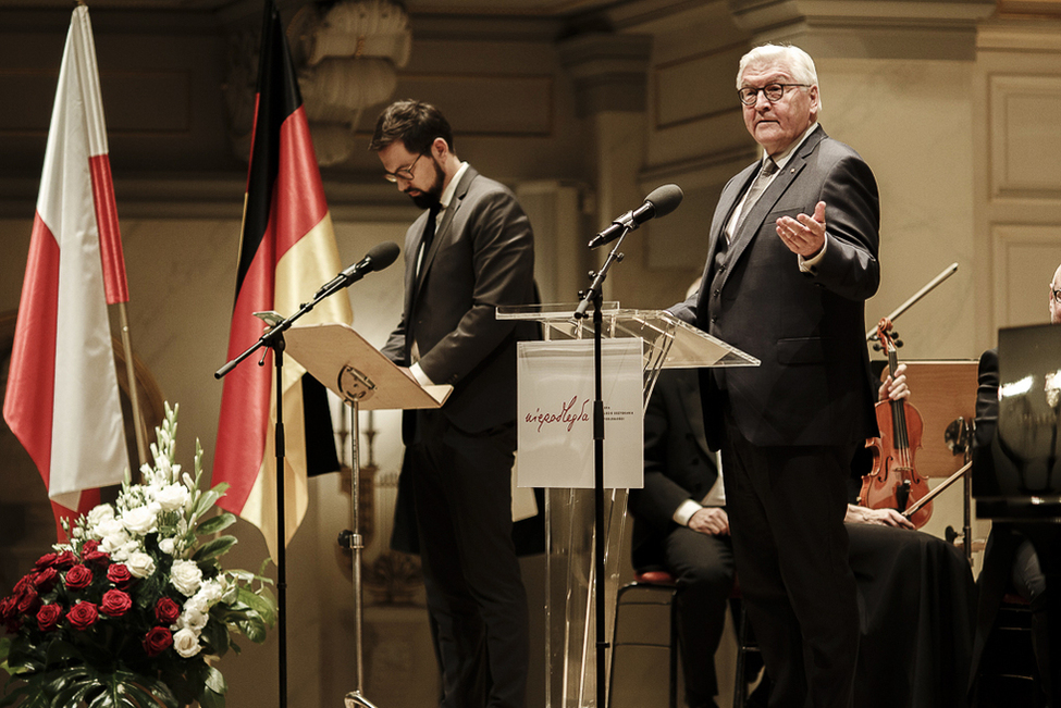 Bundespräsident Frank-Walter Steinmeier hält eine Ansprache beim Konzertbesuch mit dem Präsidenten der Republik Polen, Andrzej Duda, im Konzerthaus am Gendarmenmarkt in Berlin anlässlich 100 Jahre Wiedererlangung der polnischen Unabhängigkeit