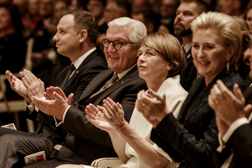 Bundespräsident Frank-Walter Steinmeier und Elke Büdenbender beim Konzertbesuch mit dem Präsidenten der Republik Polen, Andrzej Duda, im Konzerthaus am Gendarmenmarkt in Berlin anlässlich 100 Jahre Wiedererlangung der polnischen Unabhängigkeit