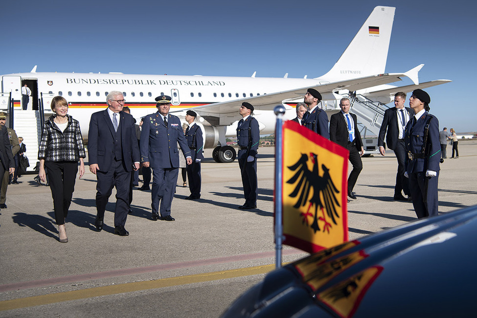 Bundespräsident Frank-Walter Steinmeier und Elke Büdenbender bei ihrer Ankunft in Madrid anlässlich des Besuchs im Königreich Spanien  