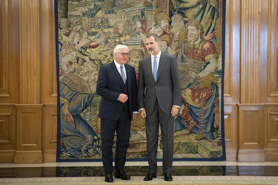 Bundespräsident Frank-Walter Steinmeier wird von König Felipe VI. von Spanien im Zarzuela Palast in Madrid anlässlich seines Besuchs im Königreich Spanien begrüßt 
