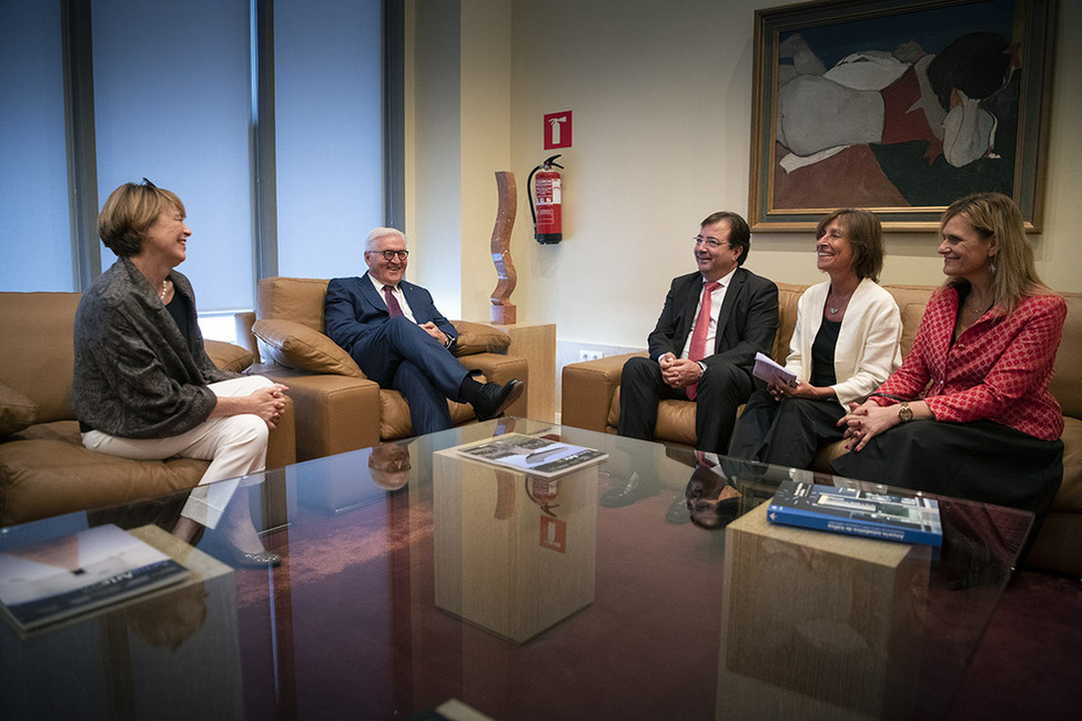 Bundespräsident Frank-Walter Steinmeier und Elke Büdenbender beim Gespräch mit dem Ministerpräsidenten der Autonomen Gemeinschaft Extremadura, Guillermo Fernández, in Badajoz anlässlich des Besuchs im Königreich Spanien