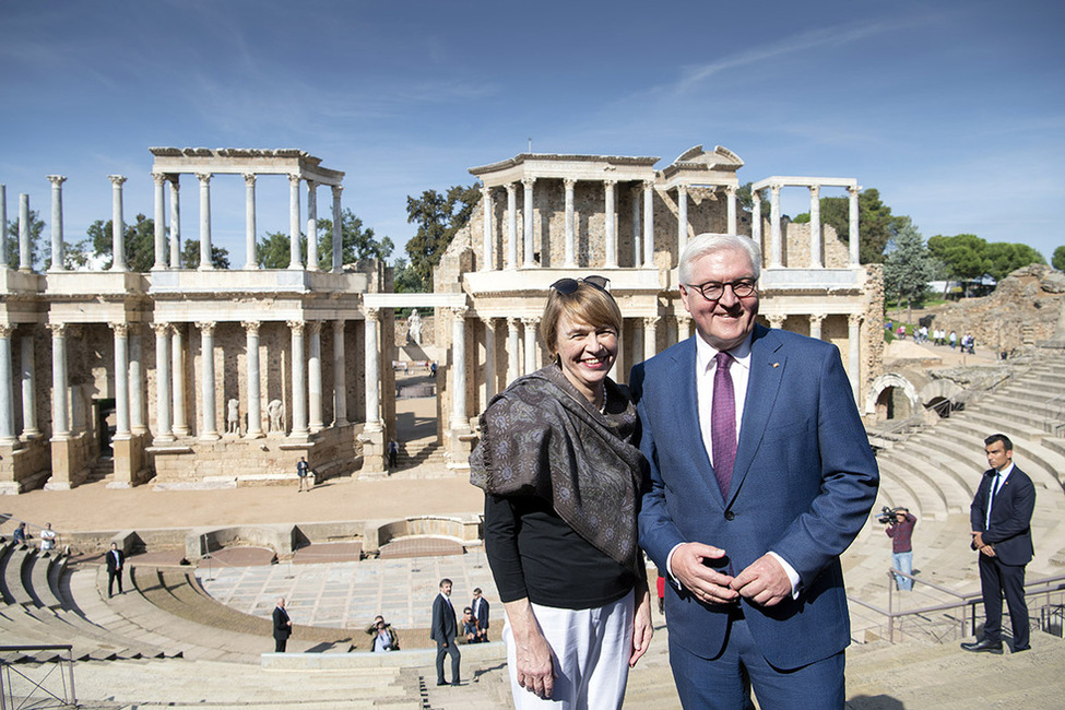Bundespräsident Frank-Walter Steinmeier und Elke Büdenbender beim Rundgang durch das römische Amphitheater von Mérida anlässlich des Besuchs im Königreich Spanien