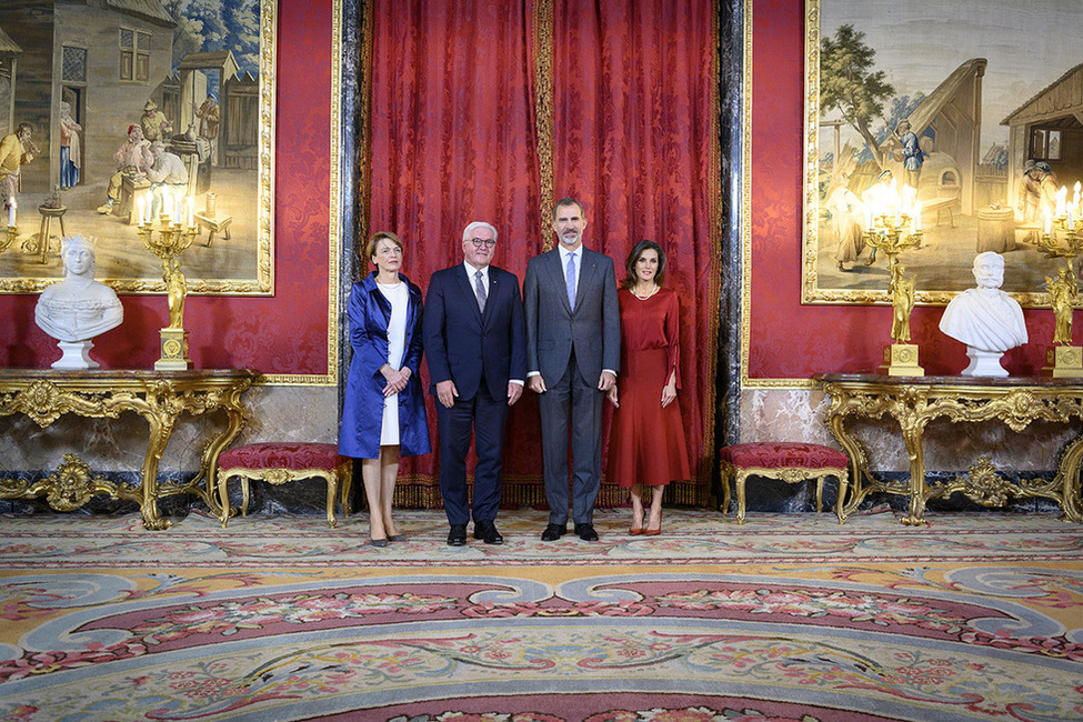 Bundespräsident Frank-Walter Steinmeier und Elke Büdenbender werden durch König Felipe VI. von Spanien und Königin Letizia im Palacio Real in Madrid anlässlich des Besuchs im Königreich Spanien begrüßt 