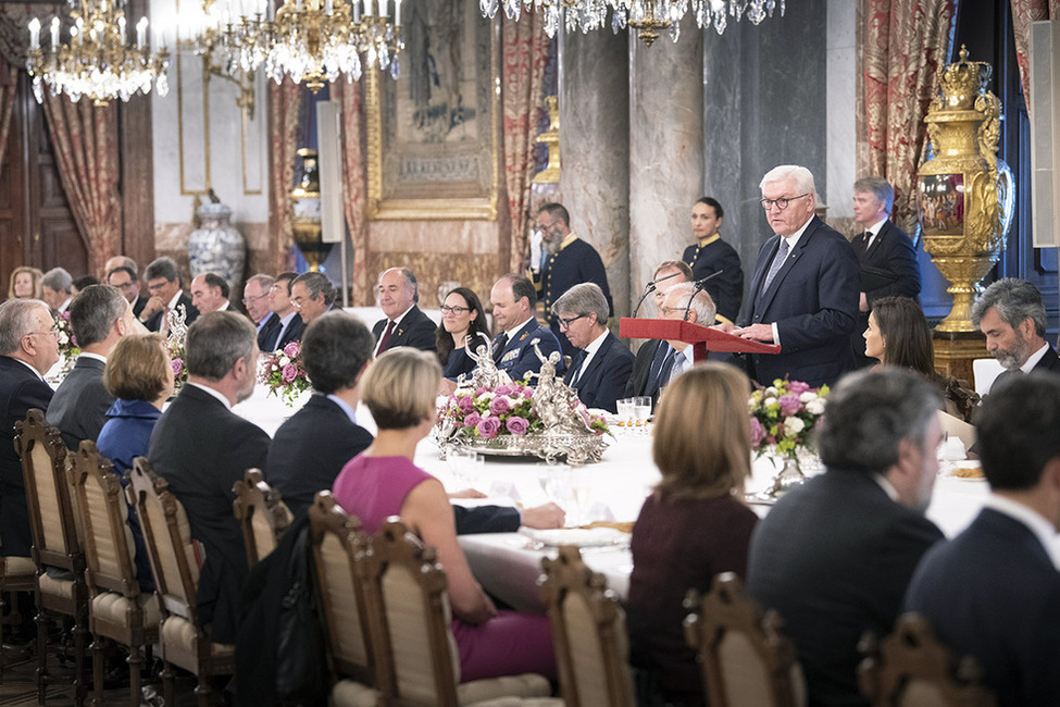 Bundespräsident Frank-Walter Steinmeier hält eine Ansprache beim Mittagessen, gegeben von König Felipe VI. von Spanien und Königin Letizia im Palacio Real in Madrid anlässlich des Besuchs im Königreich Spanien  