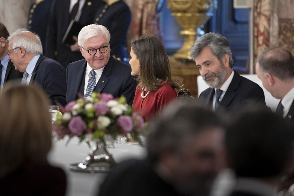 Bundespräsident Frank-Walter Steinmeier beim Austausch mit Königin Letizia während des Mittagessens gegeben von König Felipe VI. von Spanien und Königin Letizia im Palacio Real in Madrid anlässlich des Besuchs im Königreich Spanien  