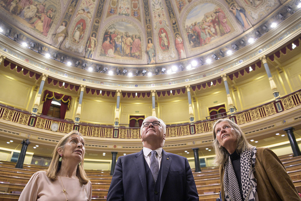 Bundespräsident Frank-Walter Steinmeier bei der Besichtigung des Plenarsaals des Palacio de las Cortes mit der Präsidentin des Abgeordnetenhauses, Ana Pastor, in Madrid anlässlich des Besuchs im Königreich Spanien  