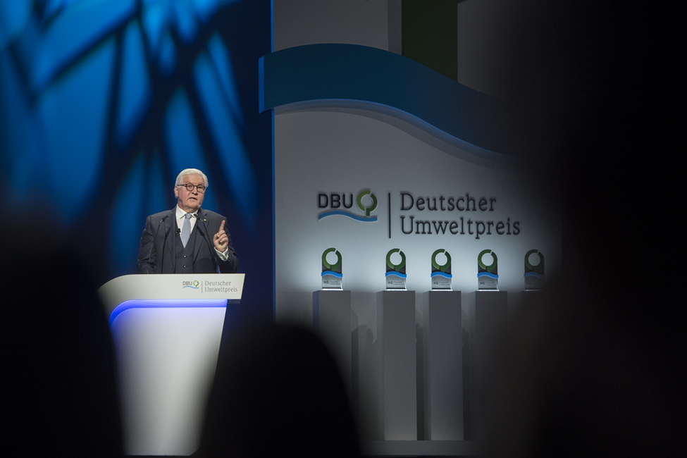 Bundespräsident Frank-Walter Steinmeier hält eine Ansprache in der Messe Erfurt anlässlich der Verleihung des Deutschen Umweltpreises 2018