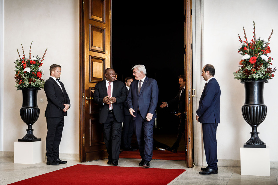 Bundespräsident Frank-Walter Steinmeier bei der Begrüßung in der Eingangshalle von Schloss Bellevue anlässlich des Abendessens für die Staats- und Regierungschefs aus Subsahara-Afrika in Schloss Bellevue 