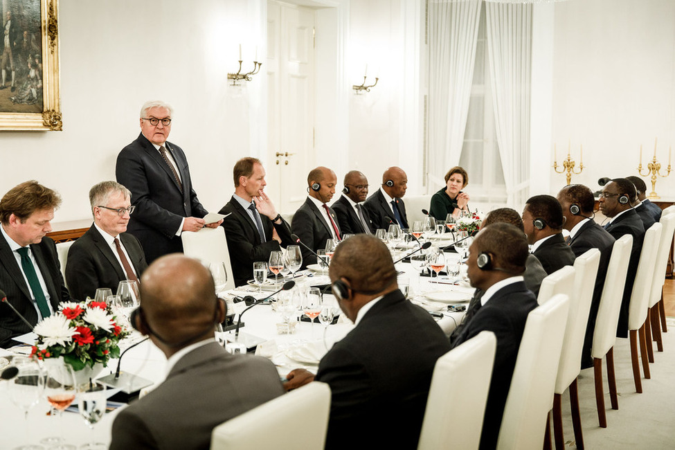 Bundespräsident Frank-Walter Steinmeier hält eine Ansprache anlässlich des Abendessens für die Staats- und Regierungschefs aus Subsahara-Afrika im Schinkelsaal von Schloss Bellevue 