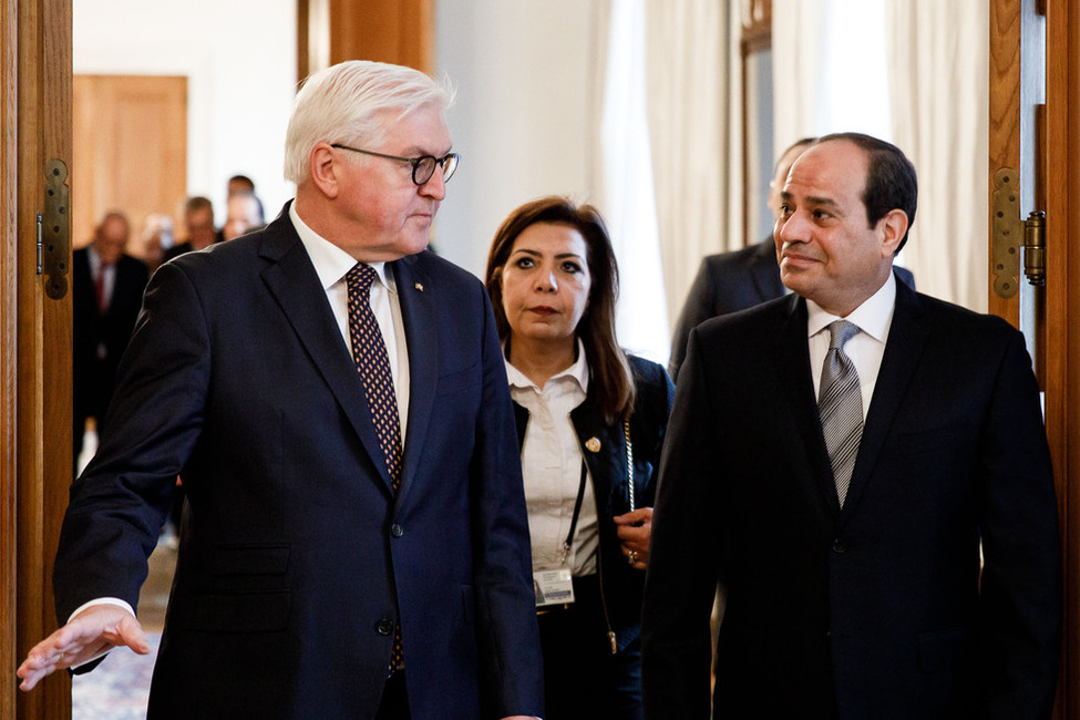 Bundespräsident Frank-Walter Steinmeier beim gemeinsamen Gang ins Amtszimmer mit dem Präsidenten der Arabischen Republik Ägypten, Abdelfattah Al-Sisi, in Schloss Bellevue 