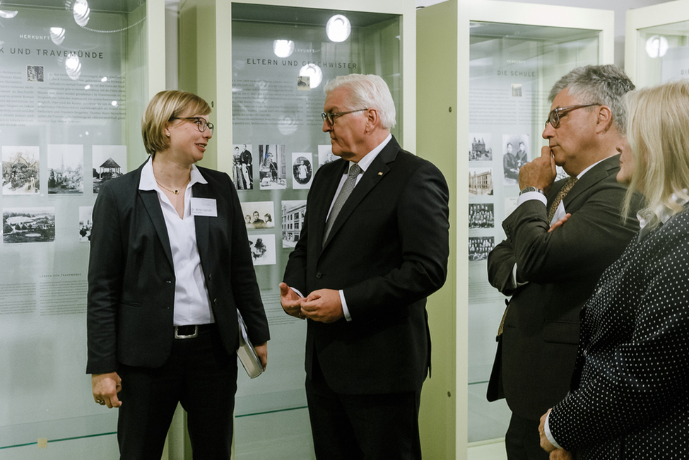 Bundespräsident Frank-Walter Steinmeier beim Rundgang durch das Buddenbrookhaus in Lübeck geführt von der Leiterin, Birte Lipinski