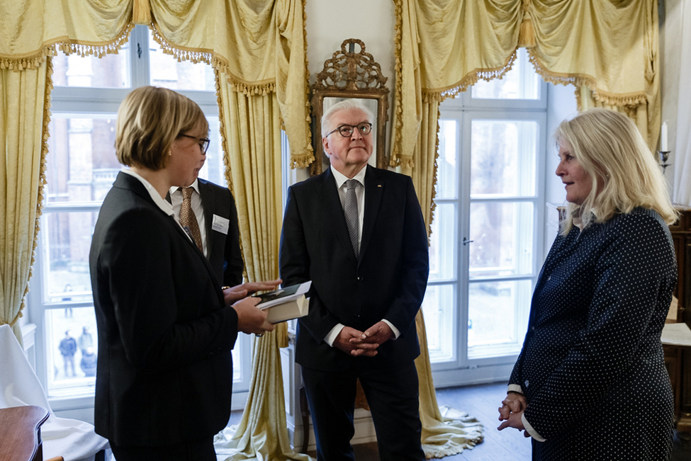 Bundespräsident Frank-Walter Steinmeier beim Rundgang durch das Buddenbrookhaus in Lübeck geführt von der Leiterin, Birte Lipinski