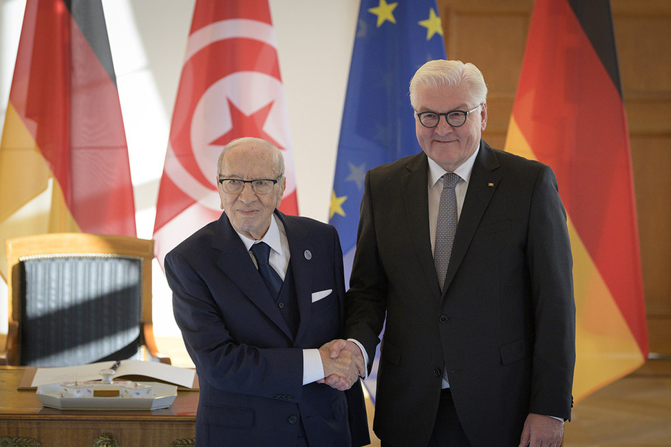 Bundespräsident Frank-Walter Steinmeier und der Präsidenten der Tunesischen Republik, Béji Caïd Essebsi, nach seinem Eintrag ins Gästebuch in der Galerie von Schloss Bellevue 