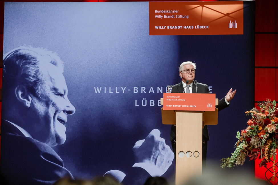 Bundespräsident Frank-Walter Steinmeier hält die Willy-Brandt-Rede in der Musik- und Kongresshalle in Lübeck