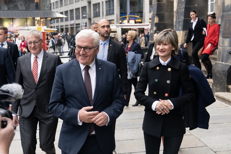 Bundespräsident Frank-Walter Steinmeier wird durch die Oberbürgermeisterin der Stadt Chemnitz, Barbara Ludwig, vor dem Rathaus in Chemnitz begrüßt 