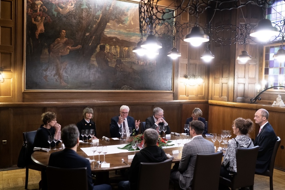 Bundespräsident Frank-Walter Steinmeier Gespräch bei einem gemeinsamen Mittagessen mit Vertreterinnen und Vertretern von Gastronomie und Einzelhandel der Chemnitzer Innenstadt im Ratskeller in Chemnitz 