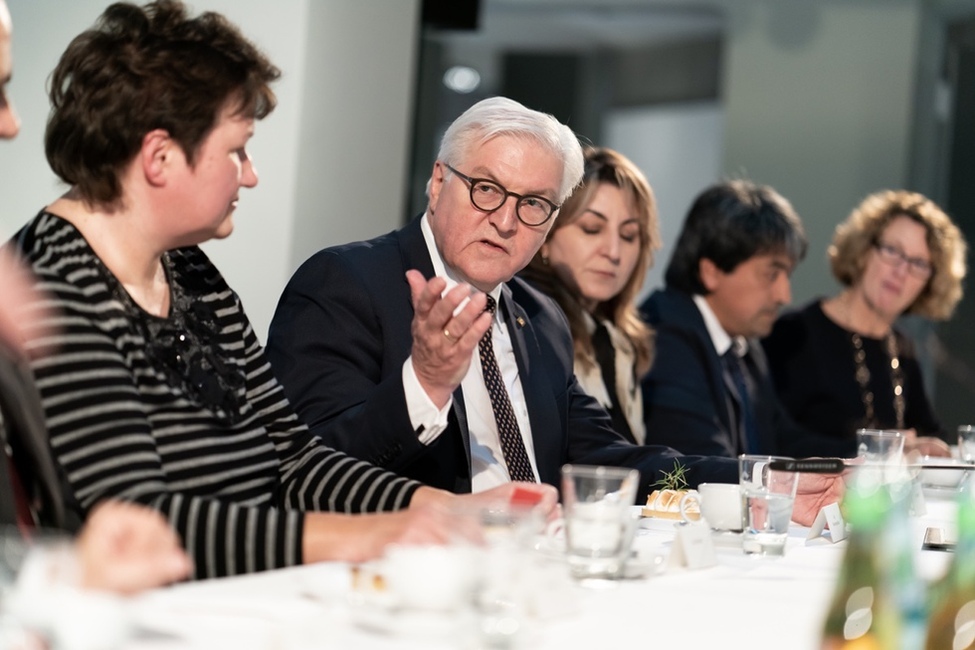 Bundespräsident Frank-Walter Steinmeier eröffnet die Kaffeetafel mit Bürgerinnen und Bürgern aus Chemnitz im Staatlichen Museum für Archäologie Chemnitz (smac)