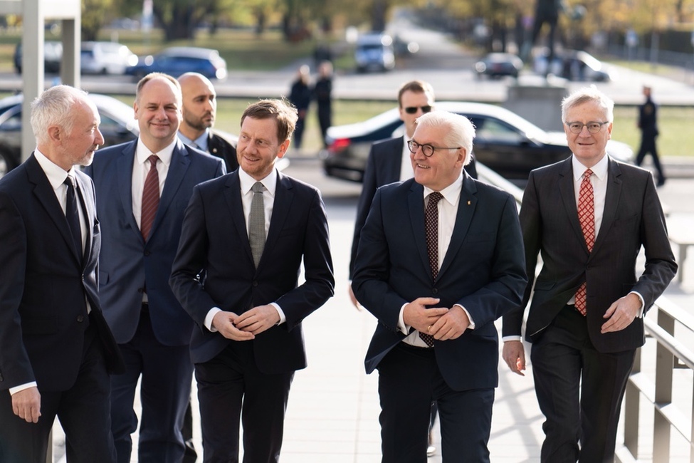 Bundespräsident Frank-Walter Steinmeier wird durch den Ministerpräsidenten des Freistaates Sachsen, Michael Kretschmer, und dem Direktor des Deutschen Hygiene-Museums, Klaus Vogel, vor dem Museum in Dresden begrüßt 