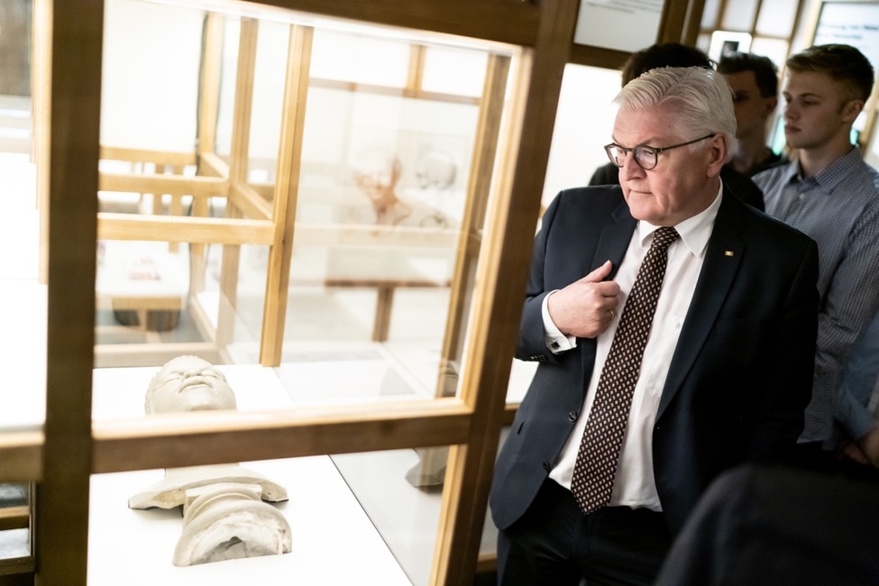 Bundespräsident Frank-Walter Steinmeier beim gemeinsamen Rundgang durch die Ausstellung 'Rassismus – Die Erfindung von Menschenrassen' im Deutschen Hygiene-Museum in Dresden mit Schülerinnen und Schülern des Peter-Breuer-Gymnasiums Zwickau 