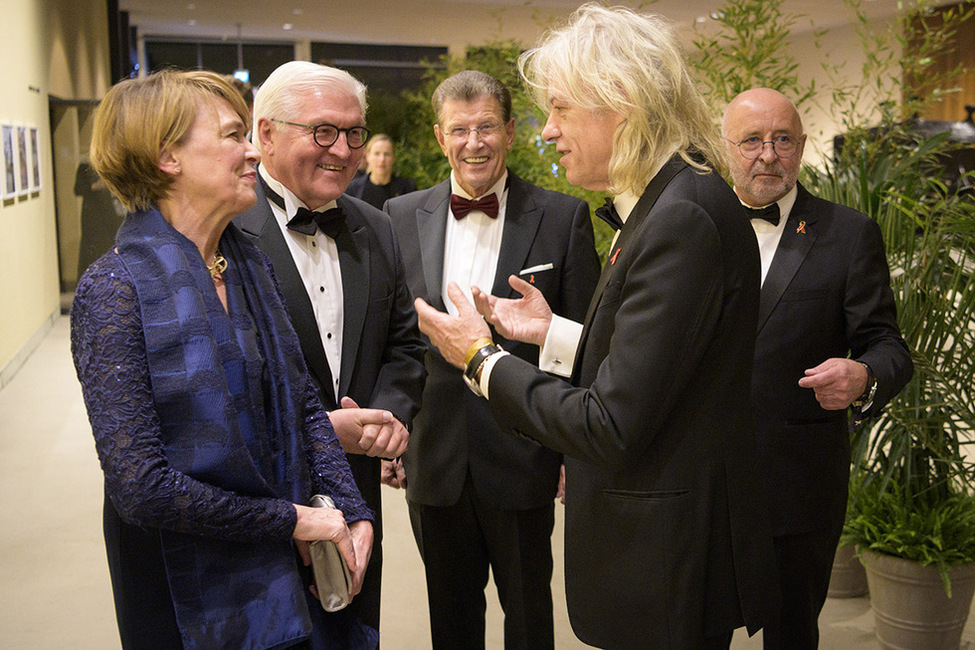 Bundespräsident Frank-Walter Steinmeier und Elke Büdenbender werden von den Initiatoren der Benefiz-Operngala, Alfred Weiss und Alard von Rohr, und Musiker Bob Geldof anlässlich der 25. Operngala für die Deutsche AIDS-Stiftung in Berlin begrüßt