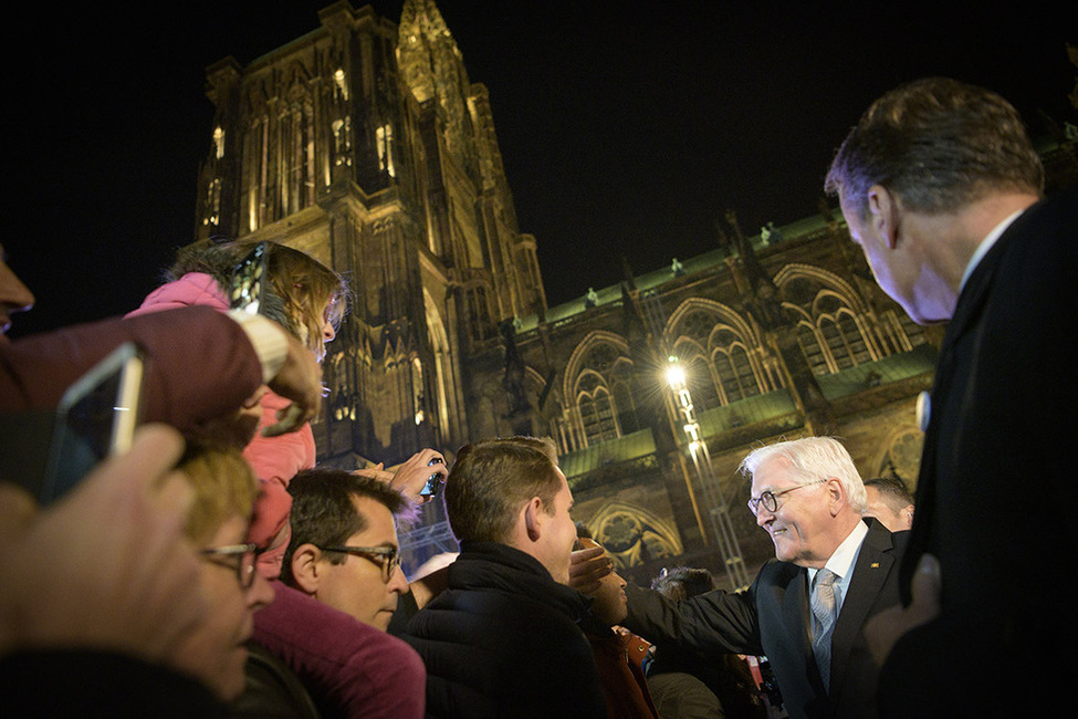 Bundespräsident Frank-Walter Steinmeier bei der Begegnung mit Bürgerinnen und Bürgern vor der Kathedrale Notre Dame de Strasbourg nach dem Gedenkkonzert anlässlich des Endes des Ersten Weltkriegs vor 100 Jahren