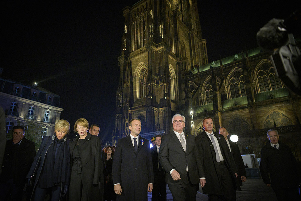 Bundespräsident Frank-Walter Steinmeier und Elke Büdenbender beim Gang zum Palais Rohann in Begleitung des französischen Präsidenten, Emmanuel Macron, und seiner Ehefrau im Anschluss an das Gedenkkonzert an das Endes des Ersten Weltkriegs