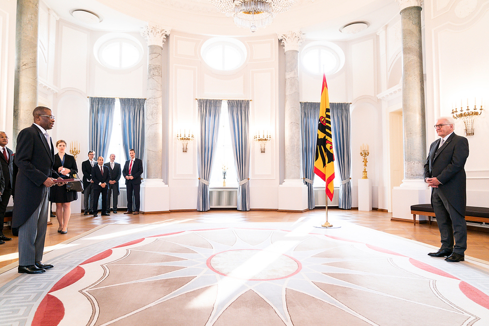 Bundespräsident Frank-Walter Steinmeier empfängt das Beglaubigungsschreiben des Botschafters der Demokratischen Republik Kongo, Jeannot Letamba Tshoha, im Langhanssaal anlässlich der Akkreditierung von Botschafterinnen und Botschaftern