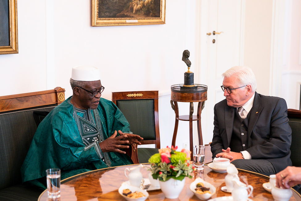 Bundespräsident Frank-Walter Steinmeier beim Austausch mit M'Baimba Lamin Baryoh aus der Republik Sierra Leone im Salon Luise von Schloss Bellevue anlässlich der Akkreditierung von Botschafterinnen und Botschaftern