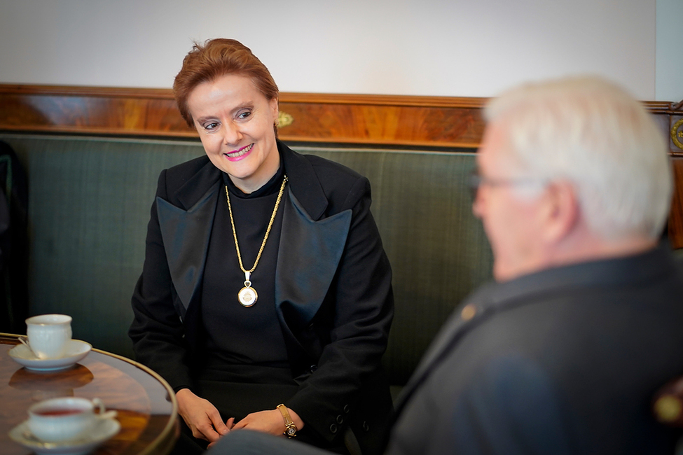 Bundespräsident Frank-Walter Steinmeier beim Austausch mit Lydia Peralta Cordero aus der Republik Costa Rica im Salon Luise von Schloss Bellevue anlässlich der Akkreditierung von Botschafterinnen und Botschaftern